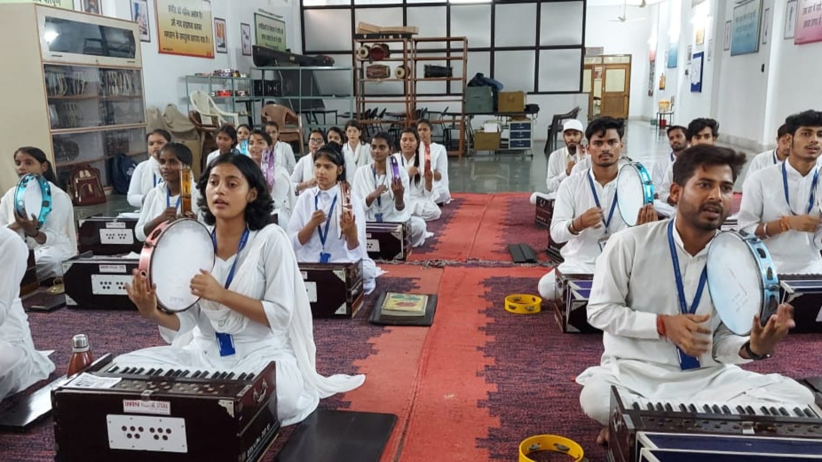 विद्यार्थियों द्वारा भजन संध्या,