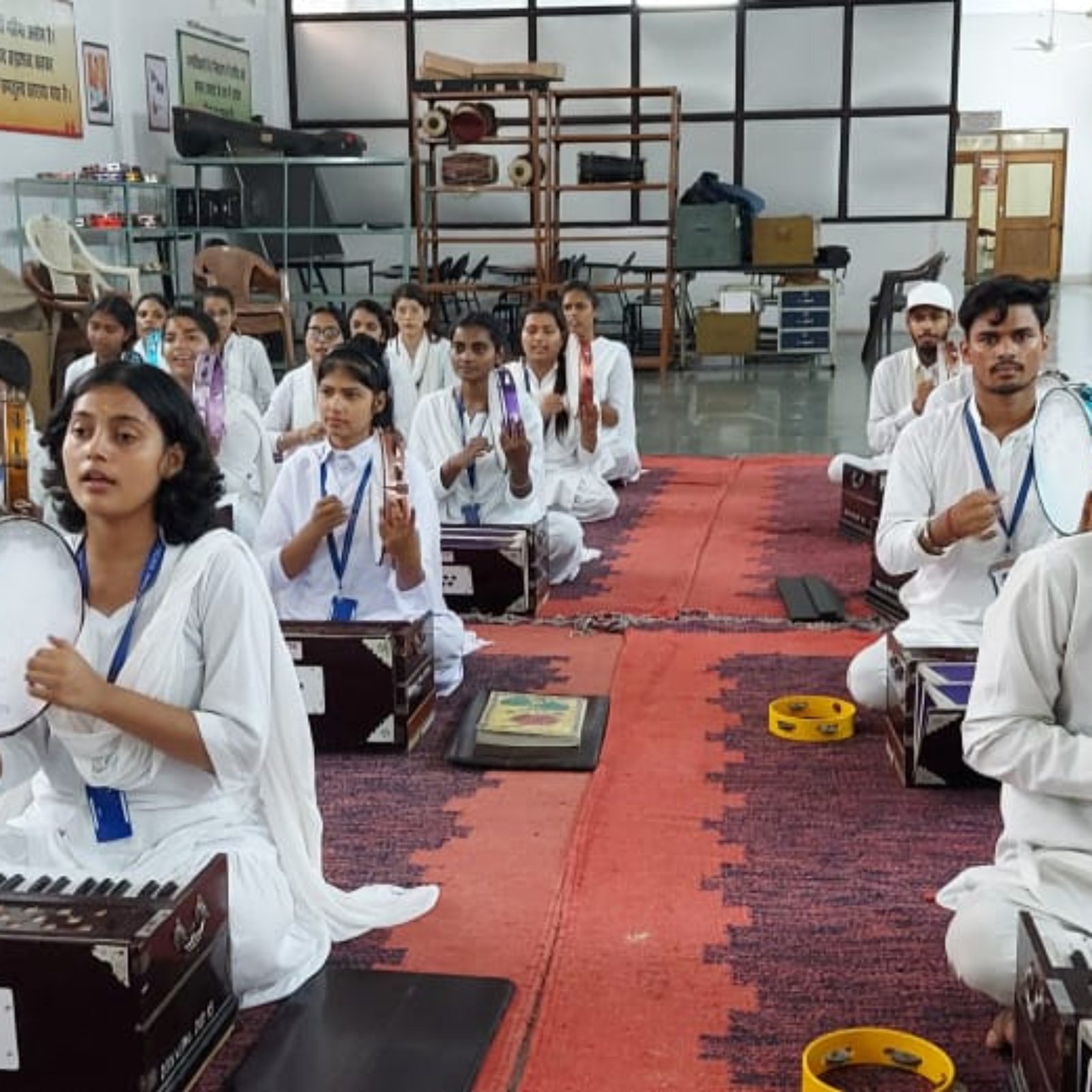 विद्यार्थियों द्वारा भजन संध्या,